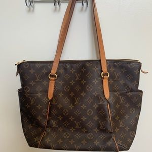 Authentic Louis Vuitton monogram AB Totally MM